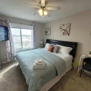 Homestay Elegant Guest - King Bed & Ensuite Private Bathroom - Close To Airport With Aircon Calgary